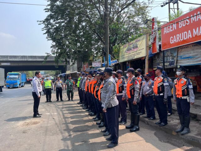 Petugas Razia Gabungan Hentikan Truk Tanah yang Melintas di Luar Jam Operasional