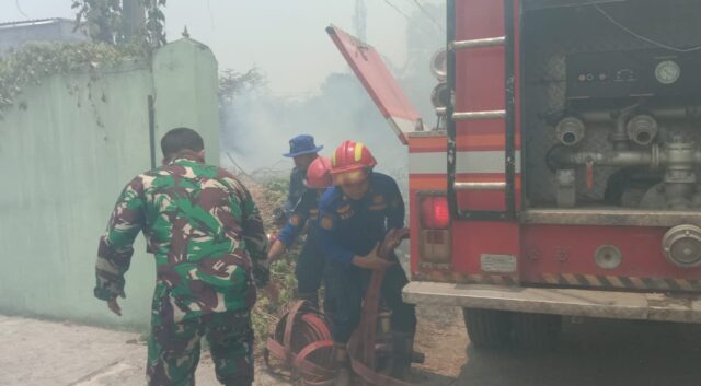 Babinsa Koramil 0602-01/Kota Serang Bersama Damkar Padamkan Kebakaran Rumah Warga