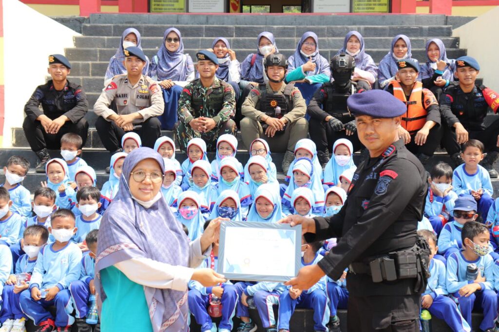 Batalyon C Pelopor Satbrimob Polda Banten Kedatangan Murid dari TK Islam Generasi Madani