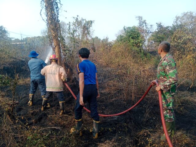 Gerak Cepat Babinsa Koramil 0602-05/Cipocok Jaya Bantu Padamkan Api Kebakaran Lahan