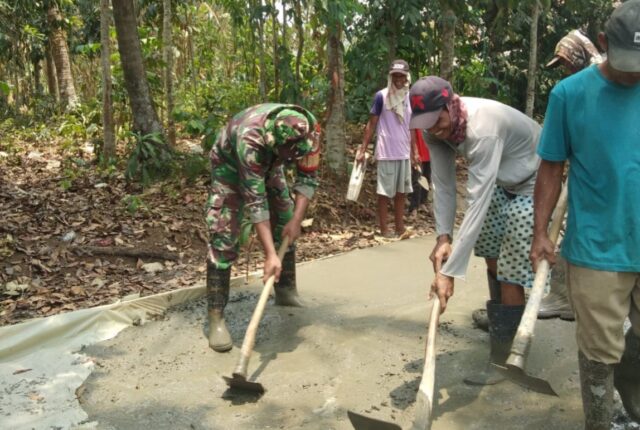 Percepat Pembangunan, Babinsa Koramil 0602-08/Petir Bantu Warga Ngecor Jalan Desa