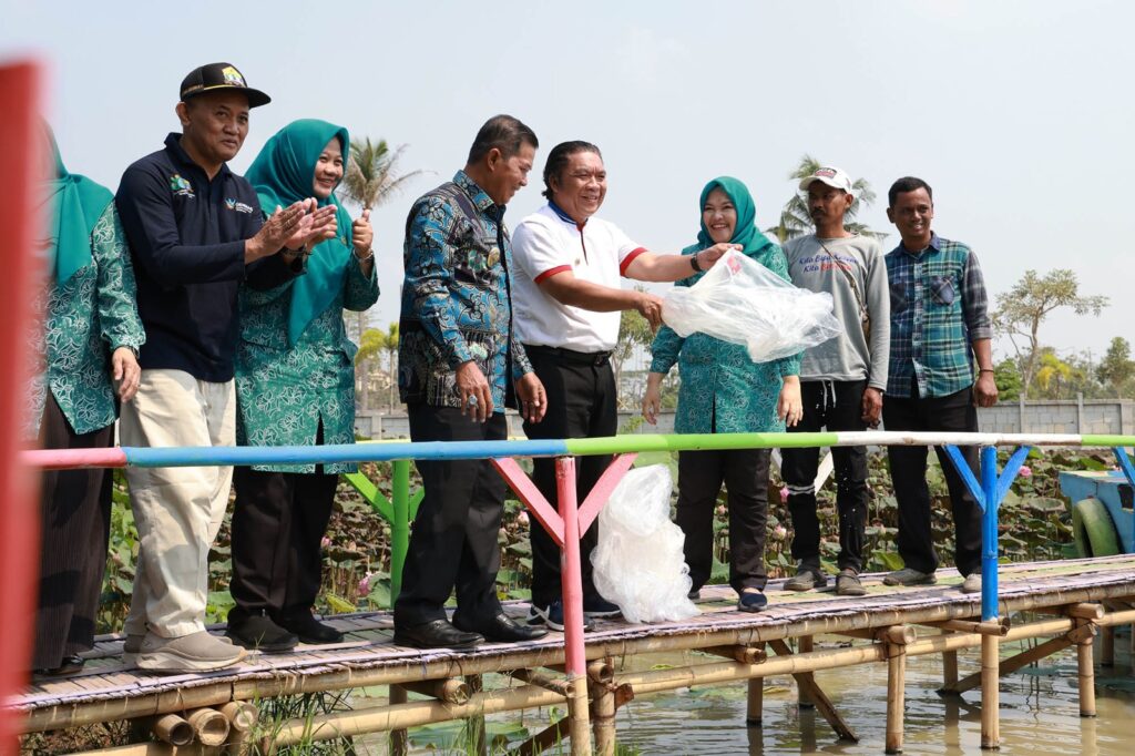 Pj Gubernur Banten Bersama Wali Kota Serang dan Ketua TP PKK Provinsi Banten Tine Al Muktabar Tebar 1000 Benih Ikan Nila Pj Gubernur Banten Bersama Wali Kota Serang dan Ketua TP PKK Provinsi Banten Tine Al Muktabar Tebar 1000 Benih Ikan Nila