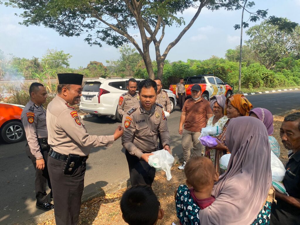 Jumat Berkah, Ditpamobvit Polda Banten Berbagi Nasi Kotak dan Beras Kepada Masyarakat