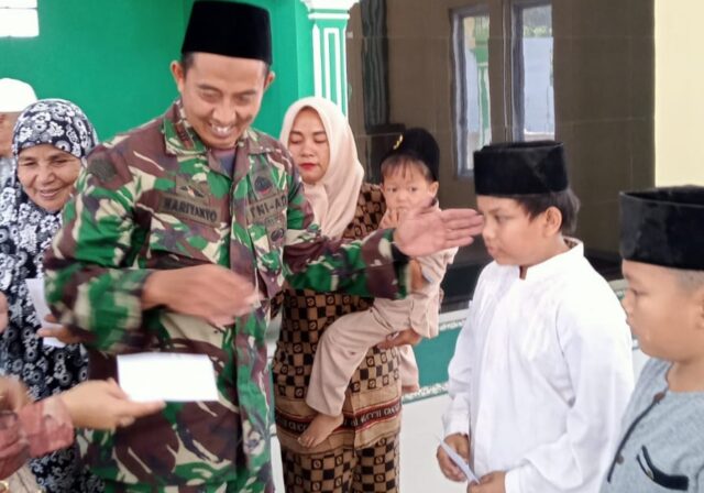 Kapten Inf Hariyanto Danramil 0602-18/Kragilan Berikan Santunan Kepada Anak Yatim