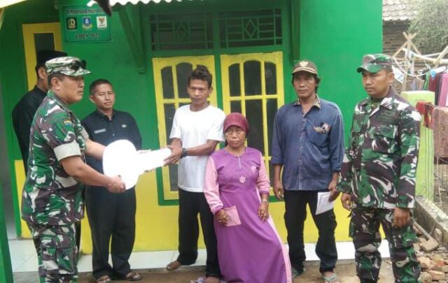 Rampung Dibangun, Danramil 0602-17/Carenang Serahkan Kunci Rumah Program Rutilahu