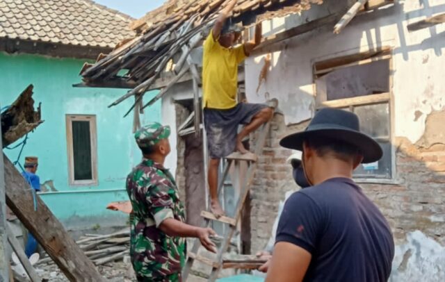 Koramil 0602-18/Kragilan Bersama PT Indah Kiat Merehab Rumah Warga Tidak Layak Huni