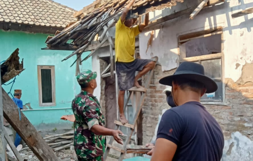 Koramil 0602-18/Kragilan Bersama PT Indah Kiat Merehab Rumah Warga Tidak Layak Huni Koramil 0602-18/Kragilan Bersama PT Indah Kiat Merehab Rumah Warga Tidak Layak Huni