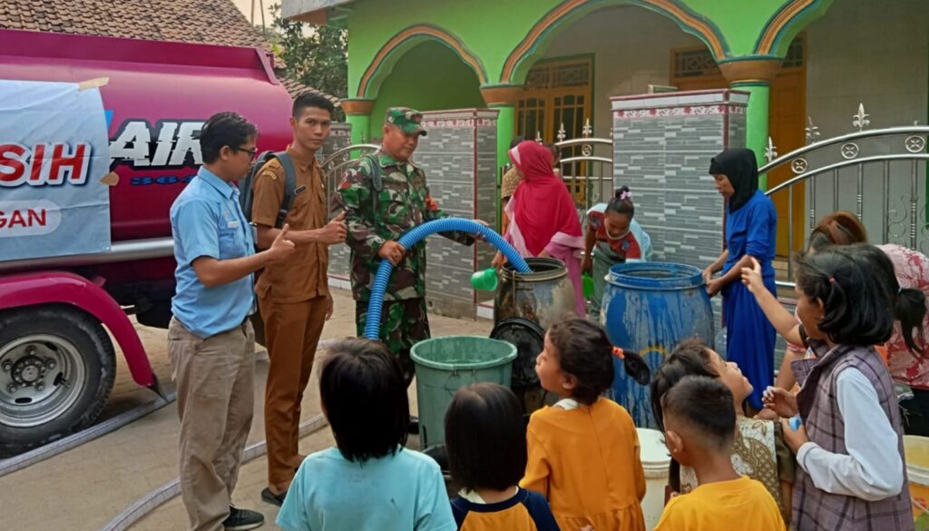 Babinsa Koramil 0602-17/Carenang Distribusikan Bantuan Air Bersih Dari PT Indah Kiat