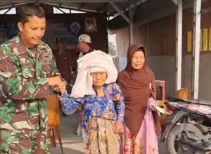 Didampingi Babinsa Koramil 0602-06/Kramatwatu, Nenek Sarwati Sangat Bahagia Menerima BLT