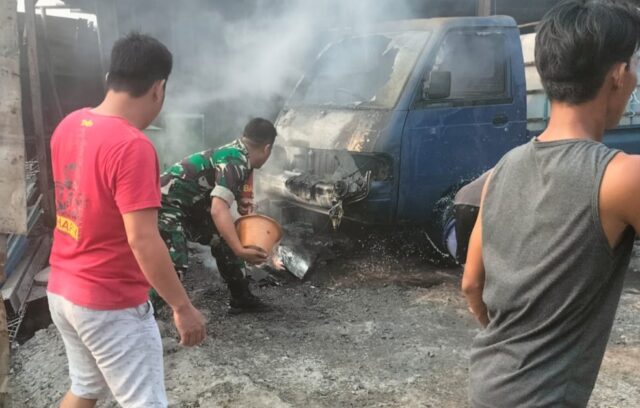 Babinsa Koramil 0602-19/Cikande Bersama Masyarakat Padamkan Mobil Pick Up Yang Terbakar