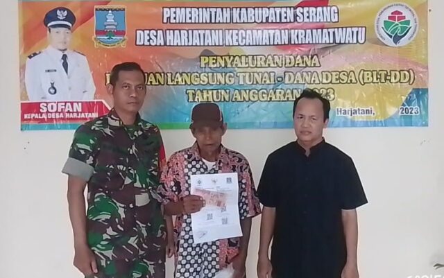 Pastikan Tepat Sasaran, Babinsa Koramil 0602-06/Kramatwatu Pantau Penyaluran BLT DD