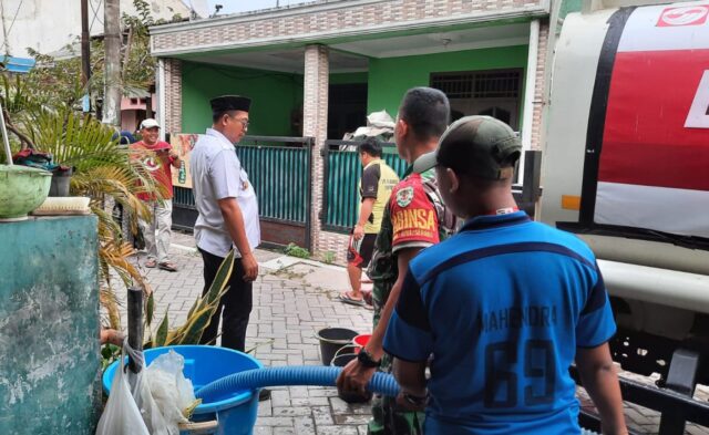 Babinsa Koramil 0602-01/Kota Serang Bersama PMI Salurkan Bantuan Air Bersih