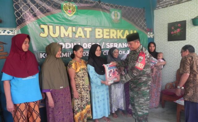 Jum’at Berkah, Koramil 0602-05/Cipocok Jaya Berikan Bantuan Beras Untuk Warga Kurang Mampu