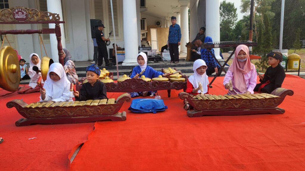 PSL Banten Tampilkan Degung Cilik di Rabegan Paguyuban Pasundan wilayah Banten PSL Banten Tampilkan Degung Cilik di Rabegan Paguyuban Pasundan wilayah Banten