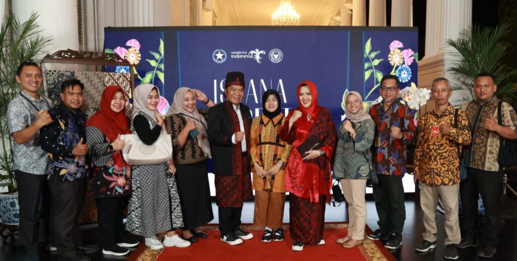 Promosi Budaya, Pj Gubernur Banten Kenakan Batik Baduy di Istana Berbatik Promosi Budaya, Pj Gubernur Banten Kenakan Batik Baduy di Istana Berbatik