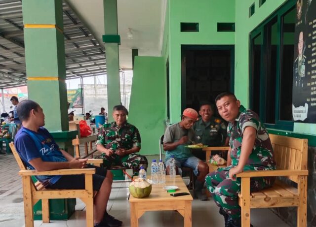 Usai Bersih-bersih Sampah, Koramil 0602-11/Tirtayasa Makan Bersama Pemulung