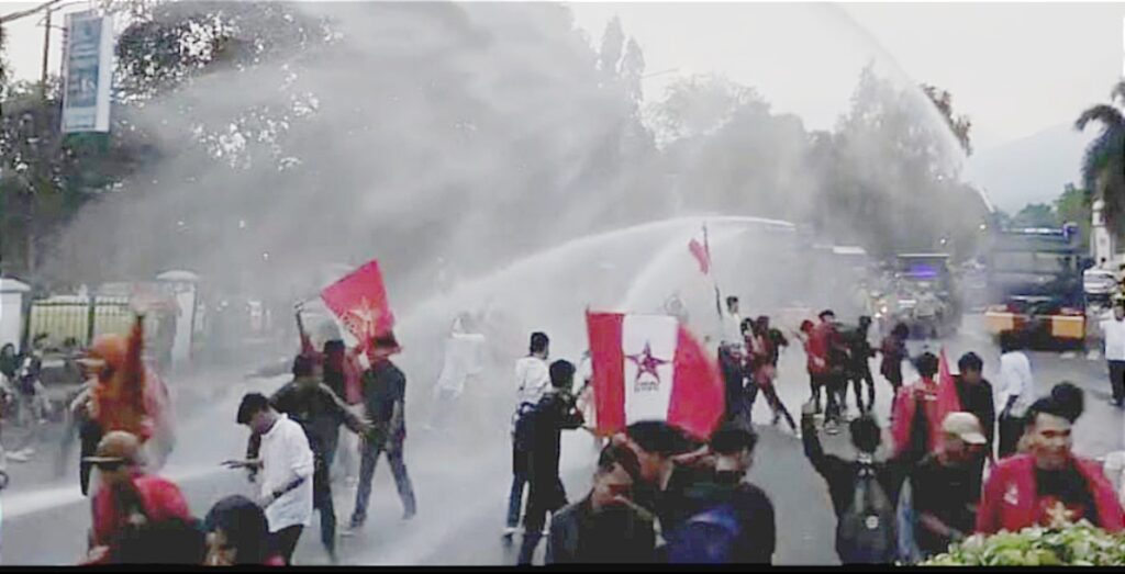 Demo Refleksi Hari Sumpah Pemuda Ke 95 Berakhir Ricuh, Mahasiswa Sebut “Raport Merah” Untuk Pemda Pandeglang Demo Refleksi Hari Sumpah Pemuda Ke 95 Berakhir Ricuh, Mahasiswa Sebut “Raport Merah” Untuk Pemda Pandeglang
