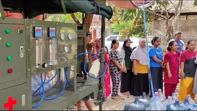 Melalui Kodim 0601/Pandeglang, Danrem 064 Kirimkan Alat Penjernih Air Filter Nusantara Di Kampung Bojen