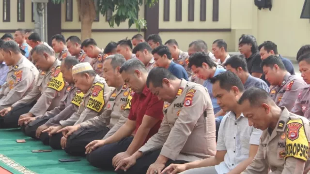 Minta Turun Hujan, Personil Polres Serang Laksanakan Sholat Istisqa
