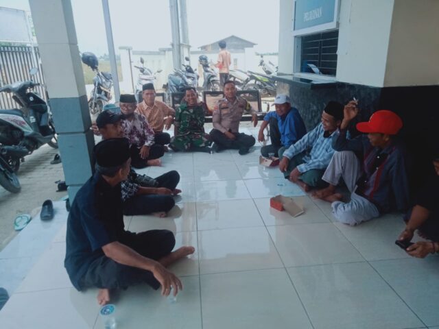 Sinergitas Yang Kuat, Bhabinkamtibmas Polsek Pontang Dan TNI Koramil Pontang Beserta Warga Desa Ngobrol Santai