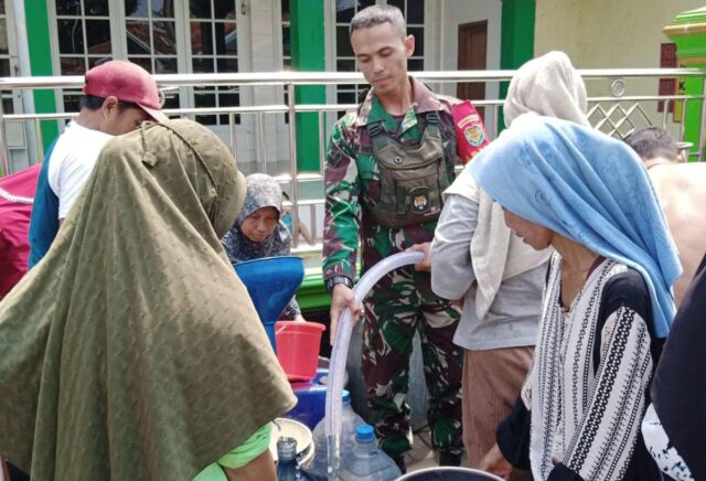 Babinsa Koramil 0602-10/Pontang Terus Bantu Penyaluran Bantuan Air Bersih