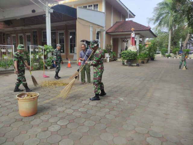 Sabtu Kasih Sayang, Koramil 0602-01/Kota Serang Lakukan Bersih-Bersih Gereja
