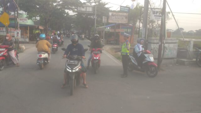 Unit Lantas Polsek Ciruas, Gatur Pagi Urai Kemacetan Di Jembatan Kalibedeng