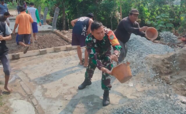 Babinsa Koramil 0602-15/Baros Laksanakan Kaya Bakti Perbaikan Jalan Bersama Warga