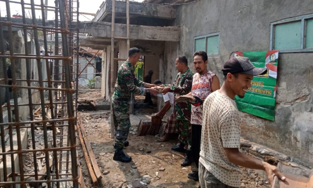 Bersama Warga, Koramil 0602-13/Padarincang Laksanakan Karya Bakti Perehaban Mushola