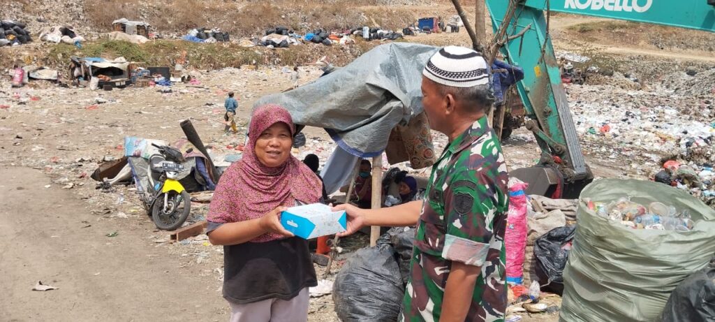 Denhubrem 064/MY Bagikan Nasi Kotak Di Jumat Berkah