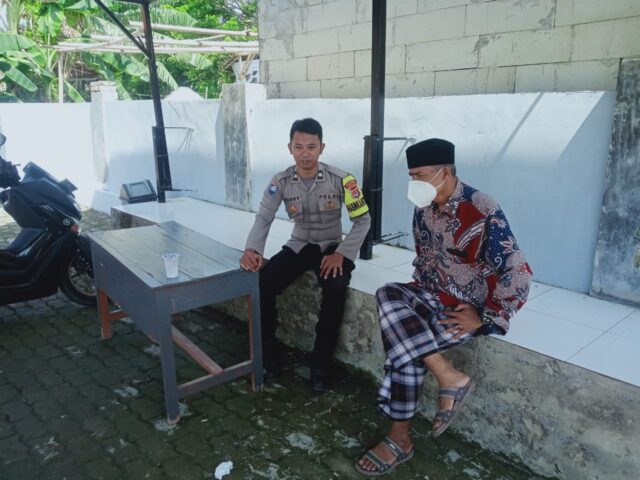 Pendekatan Bhabinkamtibmas Polsek Pontang Ngobrol Bersama Warga Desa