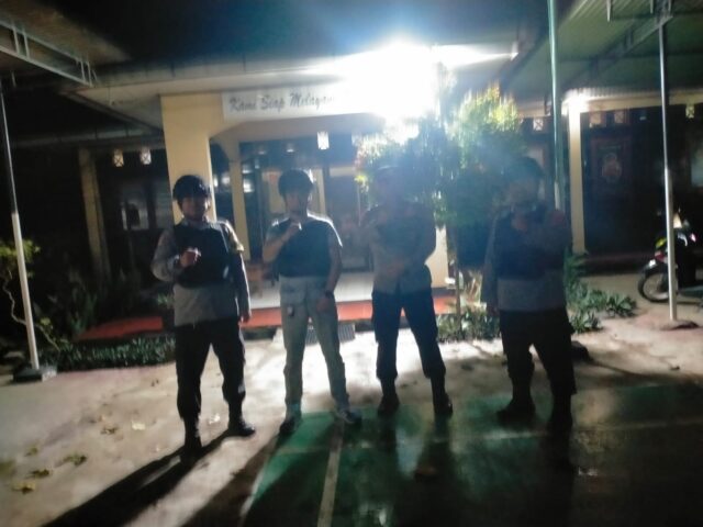 Kanit Binmas Polsek Jawilan Polres Serang Pimpin Apel Malam dan Sispam Mako