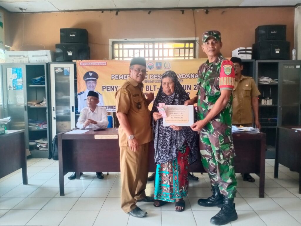 Pastikan Berjalan Lancar, Babinsa Koramil 0602-12/Ciomas Pantau Penyaluran BLT DD Pastikan Berjalan Lancar, Babinsa Koramil 0602-12/Ciomas Pantau Penyaluran BLT DD