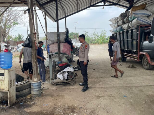 Bhabinkamtibmas Polsek Ciruas Sambangi Lapak Rongsokan Desa Ciruas, Himbau Kamtibmas