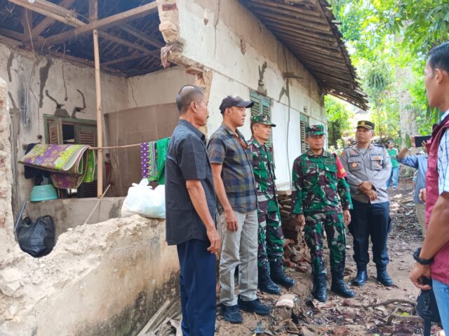 Warga Desa Bama Terima Bantuan Kemensos, Kapolsek Pagelaran: Semoga Bantuan Ini Bermanfaat