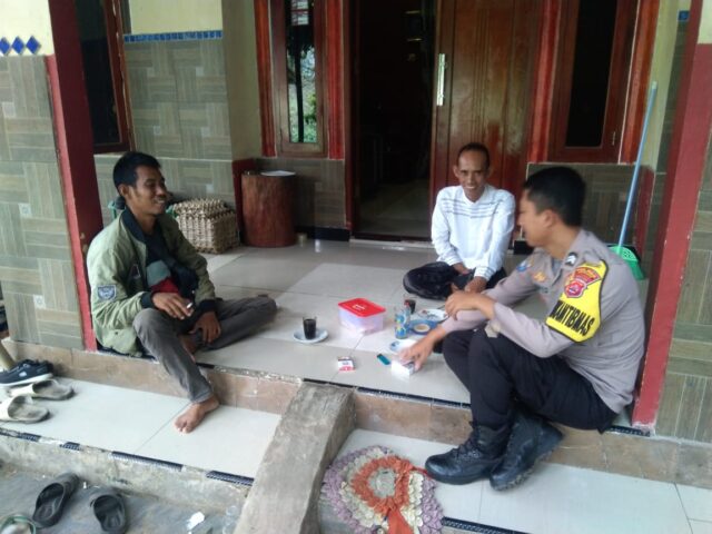 Bhabinkamtibmas Desa Bolang Duduk Santai Sambil Ngopi Bersama Warga Binaan