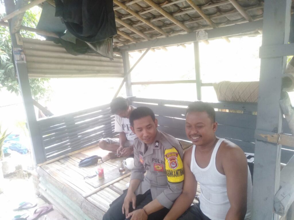 Duduk Ngopi Bareng Warga, Upaya Bhabinkamtibmas Polsek Pontang Sebarkan Pesan Kamtibmas Duduk Ngopi Bareng Warga, Upaya Bhabinkamtibmas Polsek Pontang Sebarkan Pesan Kamtibmas