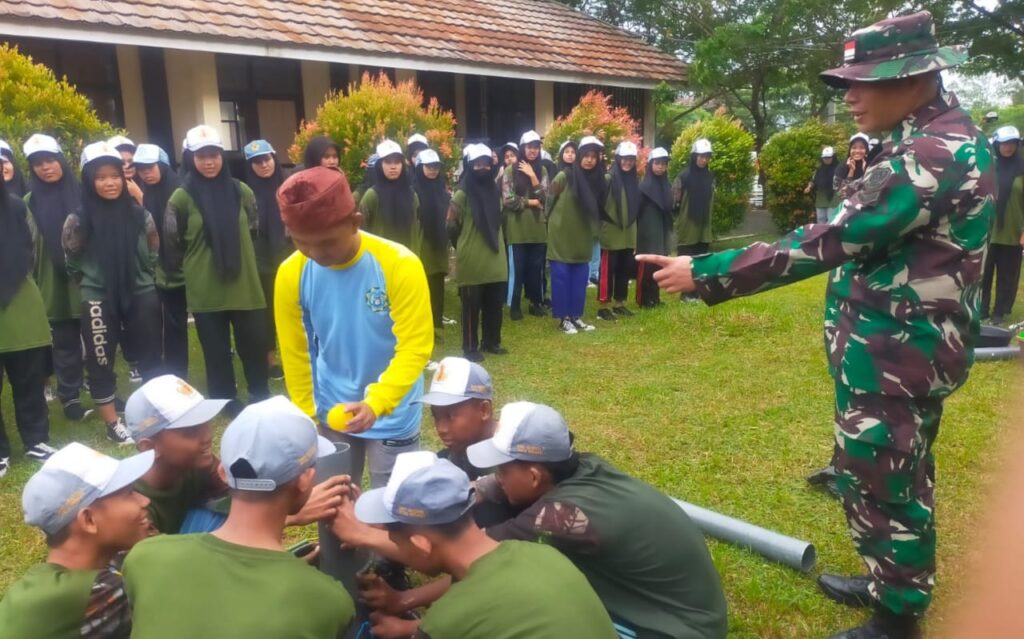 Melalui Game, Babinsa Koramil 0602-05/Cipocok Jaya Bina Psikologi Lapangan Pelajar 