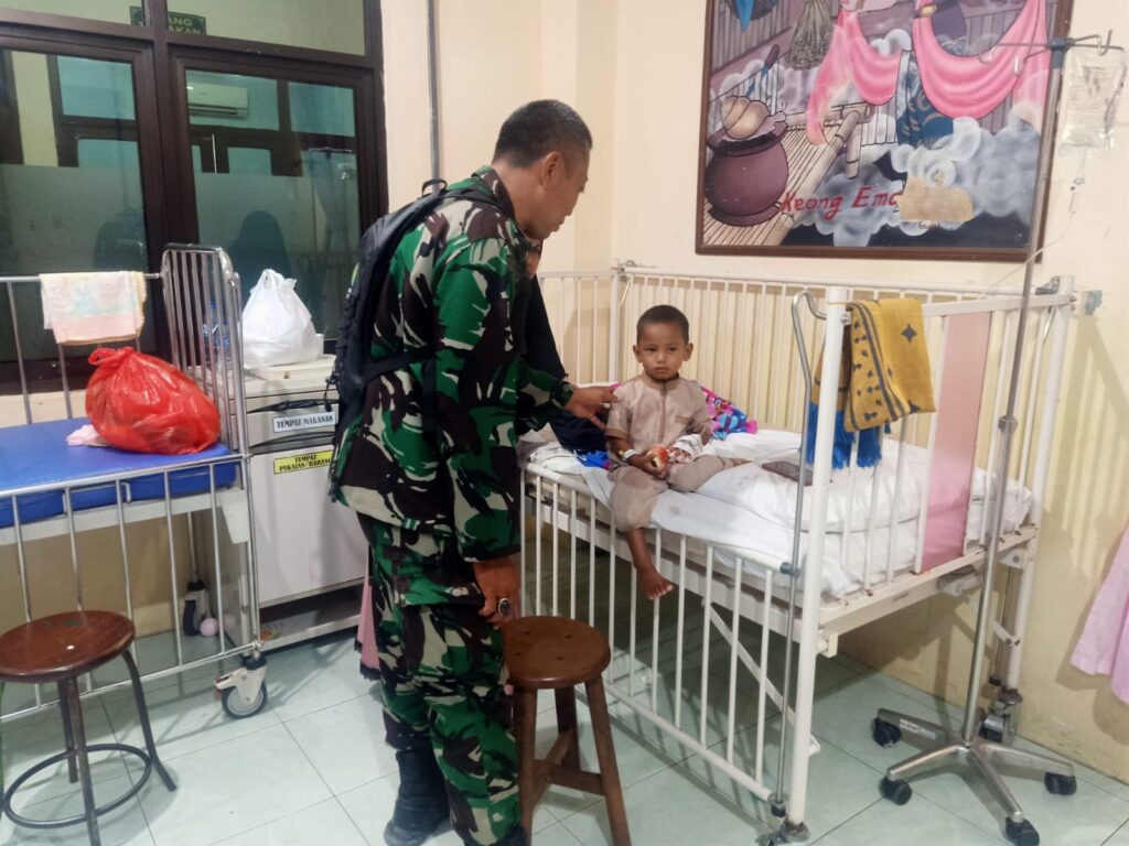Bentuk Kepedulian, Babinsa Koramil 0602-05/Cipocok Jaya Jenguk Anak Warganya Yang Sakit Bentuk Kepedulian, Babinsa Koramil 0602-05/Cipocok Jaya Jenguk Anak Warganya Yang Sakit
