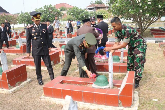 Peringati Hari Pahlawan, Dandim 0602/Serang Hadiri Upacara Ziarah Ke Makam Pahlawan