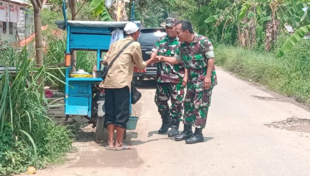 Jum’at Berkah, Koramil 0104/Cimanuk Bagikan Nasi Kotak