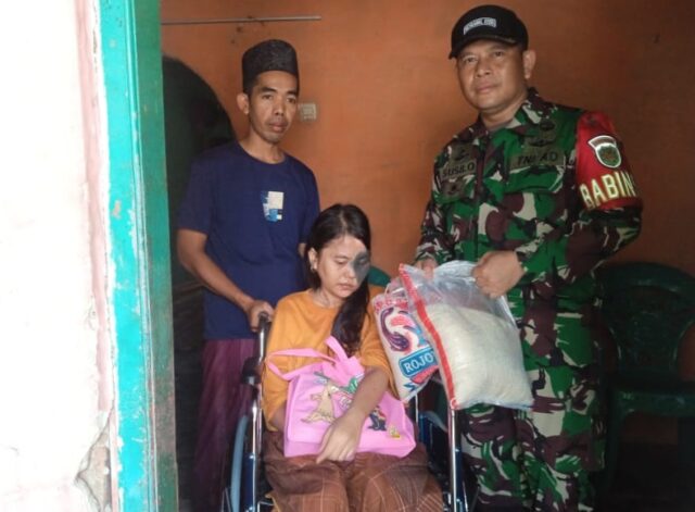 Hari Pahlawan, Babinsa Koramil 0602-05/Cipocok Jaya Serahkan  Bantuan Kursi Roda