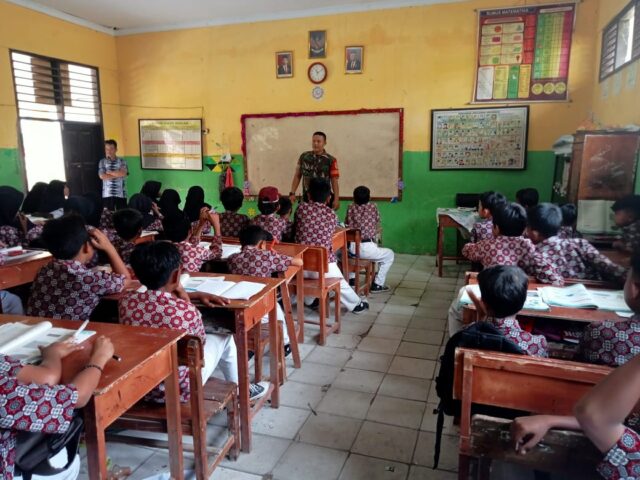 Tingkatkan Patriotisme, Babinsa Koramil 0602-17/Carenang Berikan Wasbang Kepada Para Siswa