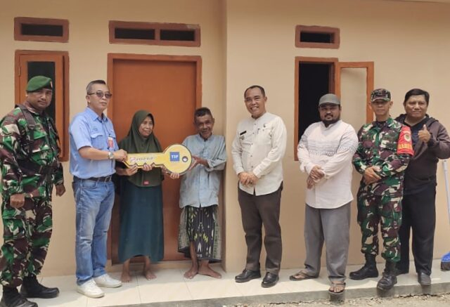 Rampung Dibangun, Koramil 0602-18/Kragilan Serahkan Kunci Rumah Program RTLH