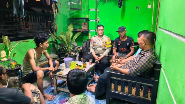 Patroli Desa, Bhabinkamtibmas Polsek Cikande Sampaikan Imbauan Kamtibmas Kepada Warga