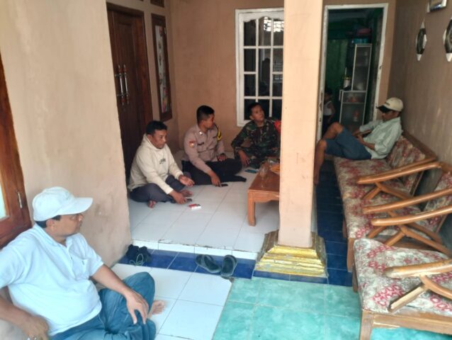 Sinergi, Bhabinkamtibmas Sambang Ke Warga Bersama Babinsa