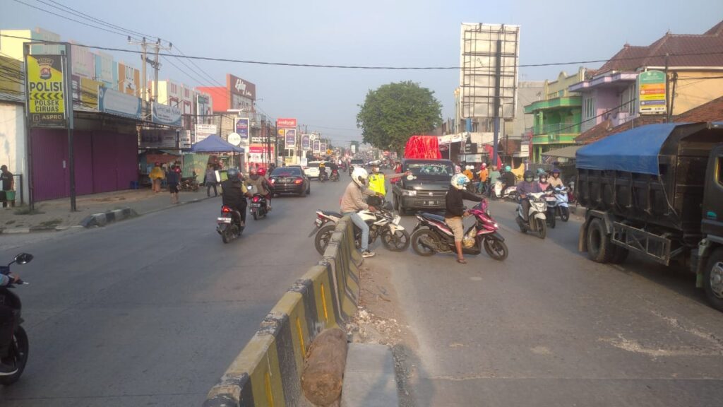 Gatur Pagi, Unit Lantas Polsek Ciruas, Urai Macet Lokasi Trouble Spot Jalan Arteri Dan Alternatif Gatur Pagi, Unit Lantas Polsek Ciruas, Urai Macet Lokasi Trouble Spot Jalan Arteri Dan Alternatif