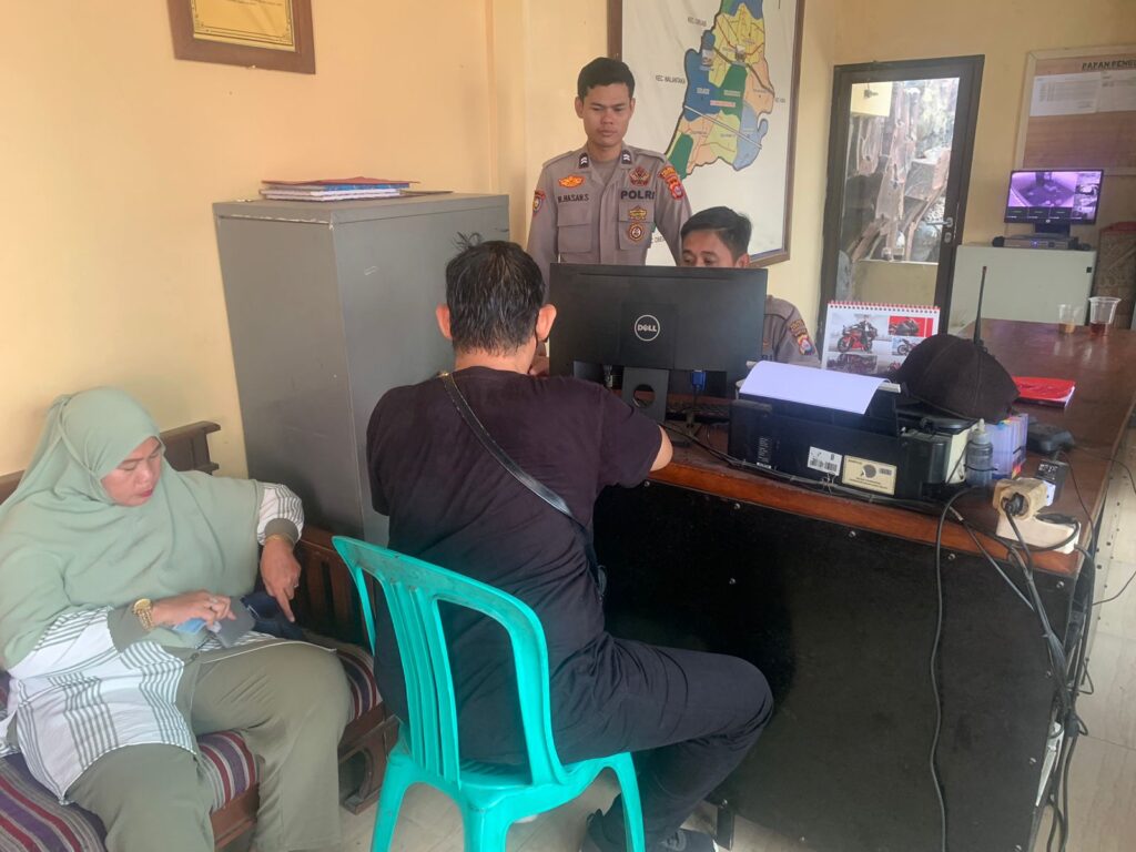 Panit Yanmin Intelkam Polsek Kragilan Berikan Pelayanan SKCK kepada Masyarakat Panit Yanmin Intelkam Polsek Kragilan Berikan Pelayanan SKCK kepada Masyarakat