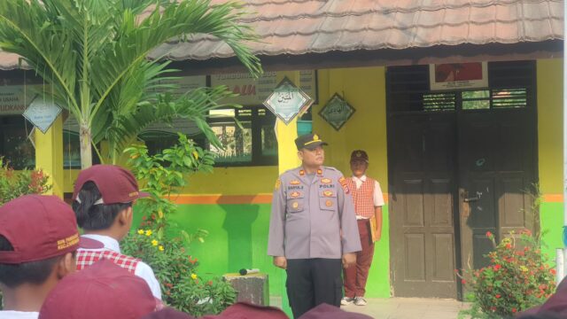 Kapolsek Carenang Berikan Sosialisasi Tentang Kenakalan Remaja Di SDN Panenjoan