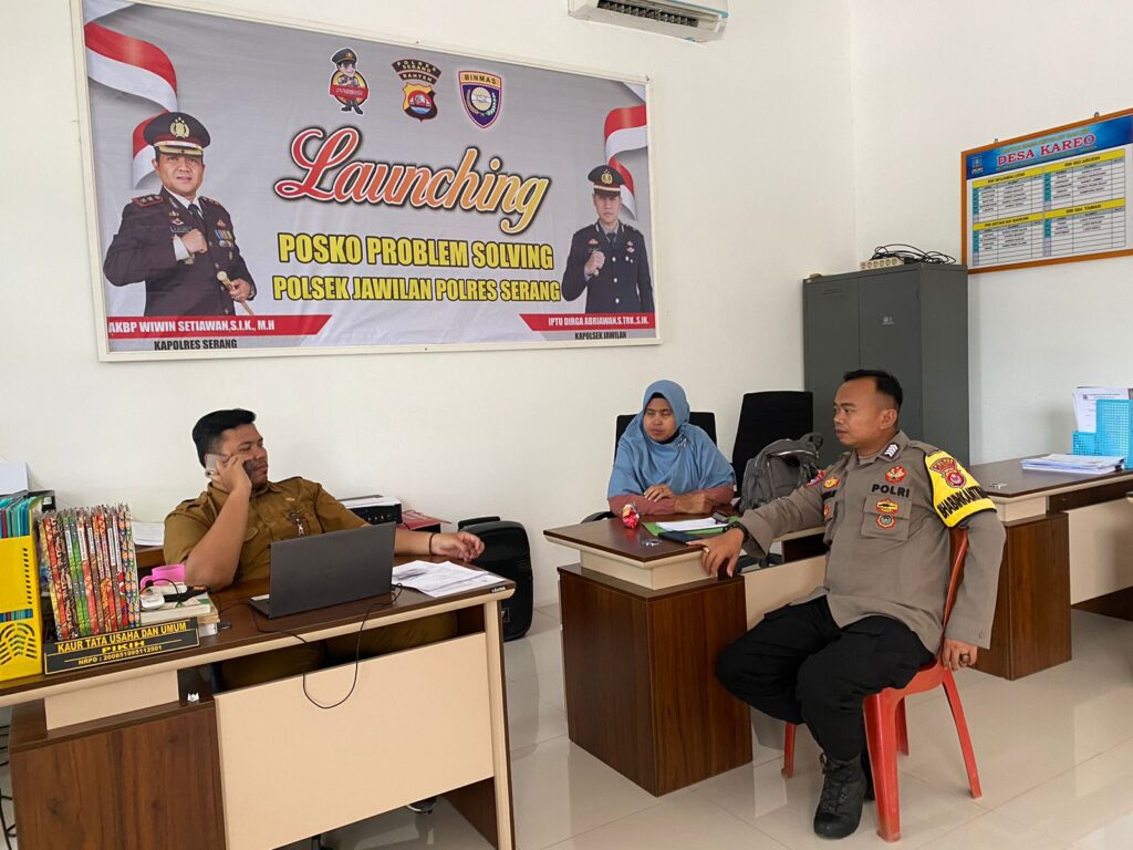 Bhabinkamtibmas Polsek Jawilan Polres Serang Sambang Kantor Desa Kareo